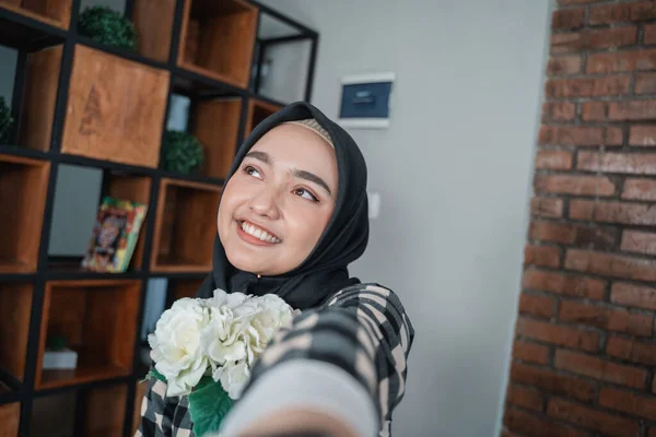 Moslim vrouw met bloem — Stockfoto