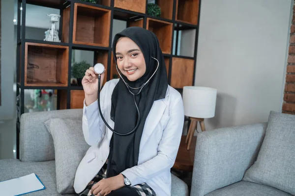 Dokter muslim yang bekerja di kliniknya — Stok Foto