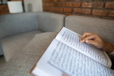 Yakından Kuran okuyun.