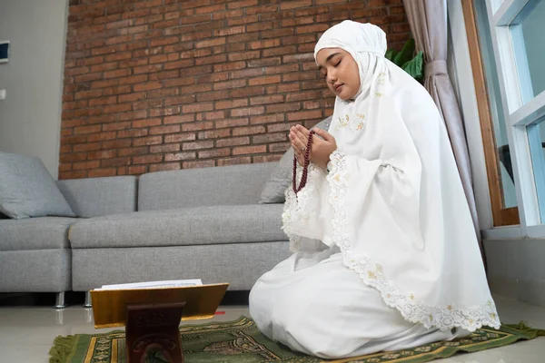 Wanita muslim yang cantik membaca quran — Stok Foto