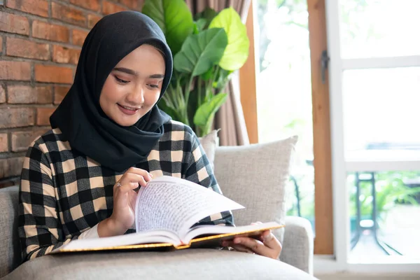 Όμορφη μουσουλμάνα γυναίκα διαβάσει Κοράνι — Φωτογραφία Αρχείου