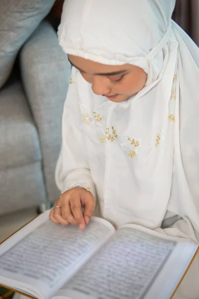 Femme musulmane lire et apprendre le coran — Photo