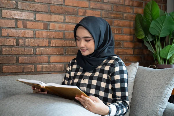 Мусульманская женщина, читающая аль-куран — стоковое фото