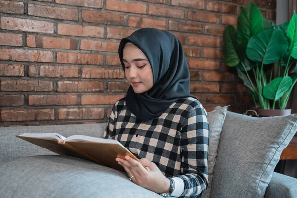 Mujer usar hijab leer quran —  Fotos de Stock