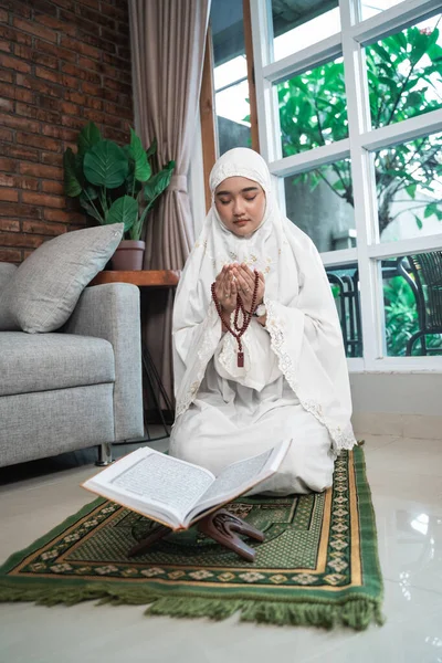 Frau trägt Hijab lesen quran — Stockfoto