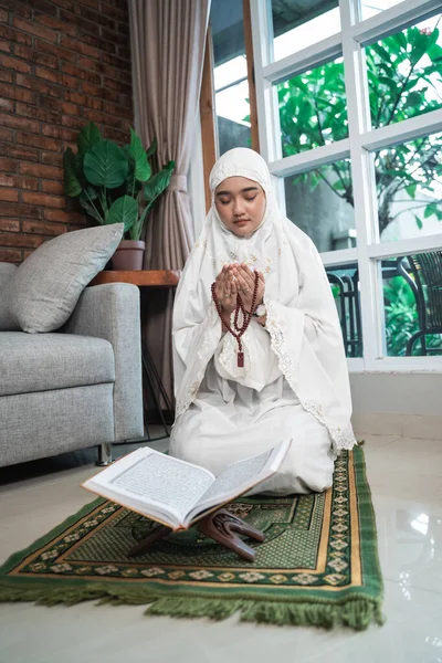 Wanita memakai hijab baca quran — Stok Foto