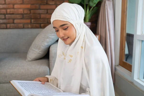 Schöne muslimische Frau las quran — Stockfoto