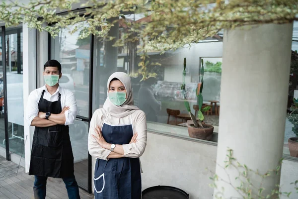 Muszlim kávéházi munkás visel arc maszkok — Stock Fotó