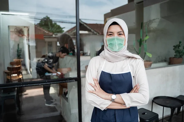 Muslim cafe worker wear face masks — Stock Photo, Image