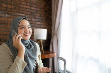 Müslüman Asyalı kadın akıllı telefon kullanarak arıyor.