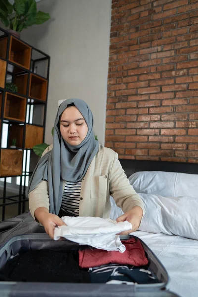 Muszlim ázsiai nő készít ruhákat — Stock Fotó