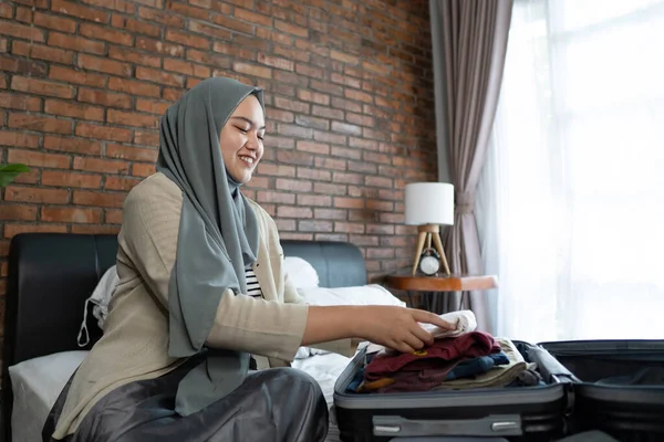 Moslim aziatische vrouw bereiden kleding — Stockfoto