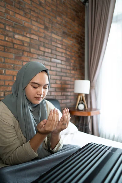 Müslüman genç bir kadın Tanrı 'ya dua ediyor — Stok fotoğraf