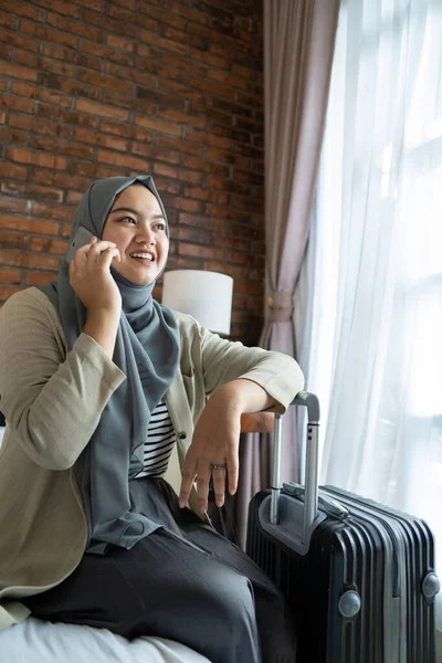 Musulmán asiático mujer llamando usando smartphone — Foto de Stock