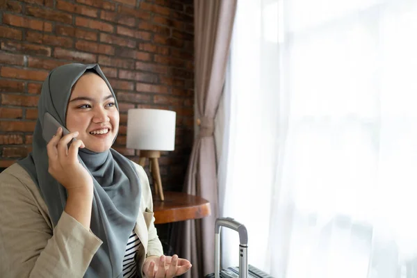 Мусульманская азиатка звонит со смартфона — стоковое фото