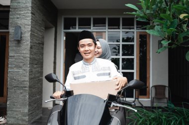 Mudik için motosiklet süren Müslüman çift