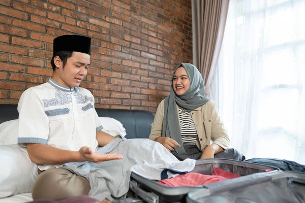 Young Muslim couple prepare luggage together for mudik — Stock Photo, Image