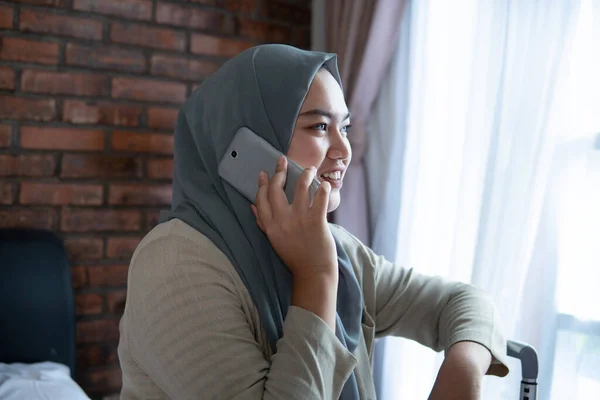 Мусульманка звонит по мобильному телефону — стоковое фото