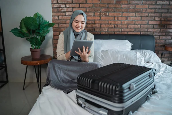 Moslim jonge vrouw met tablet uitziende reservering ticket — Stockfoto