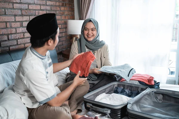 Pasangan Muslim muda mempersiapkan bagasi bersama-sama untuk mudik — Stok Foto