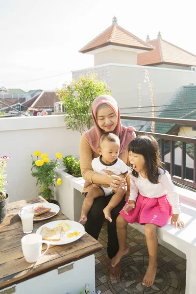 Muslim wanita dan anak-anak sarapan — Stok Foto