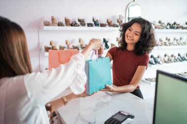 Mal 'daki butik mağazasından alışveriş yapan kadın.