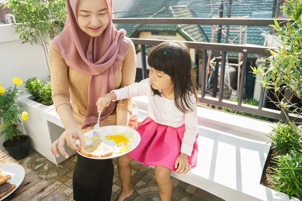 Muslim wanita dan anak-anak sarapan — Stok Foto