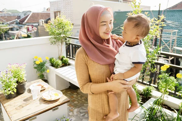 Mujer musulmana y desayuno de niños — Foto de Stock