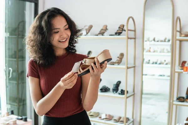 Asiatique femme shopping chaussures dans la boutique — Photo