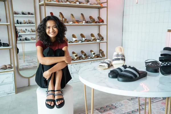 Mujer colocando zapatos en la tienda — Foto de Stock