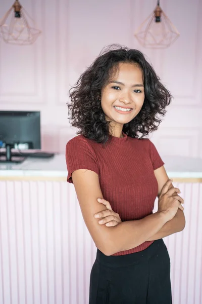 Asiatisk modebutiksägare i hennes butik — Stockfoto