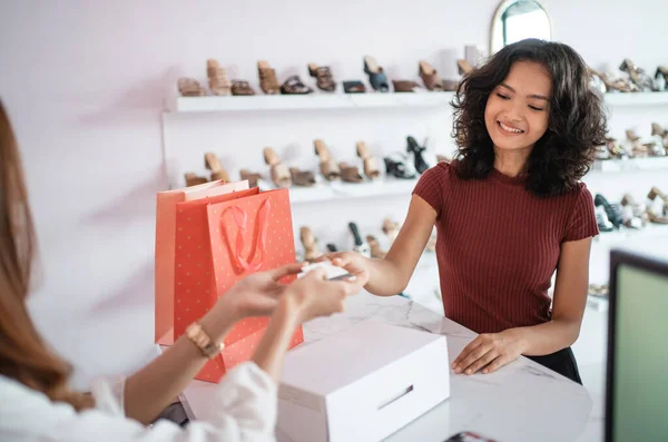 Cliente que paga a conta com cartão de crédito — Fotografia de Stock