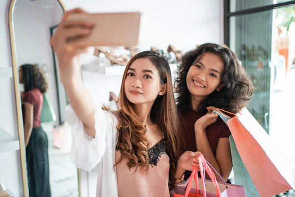 Deux amies prennent un selfie en faisant du shopping — Photo