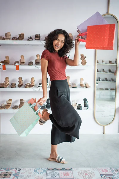 Ελκυστική ασιατική ψώνια γυναίκα με χάρτινη τσάντα — Φωτογραφία Αρχείου