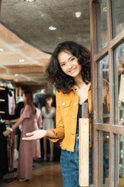 Moda dükkânı sahibi kapıyı aç