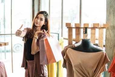 Moda alışveriş merkezindeki kadın.