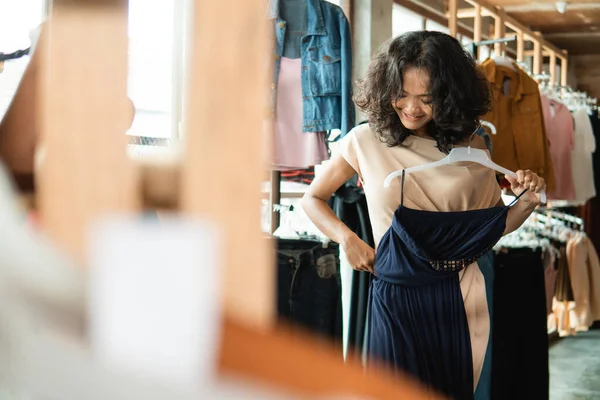 Mujer comprando ropa —  Fotos de Stock