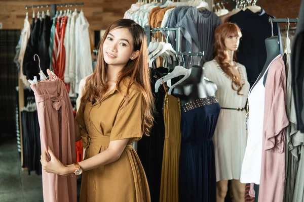 Mulher de compras comprar roupas — Fotografia de Stock