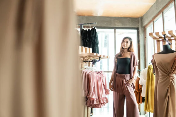 Hermosa mujer profesional con ropa bonita —  Fotos de Stock