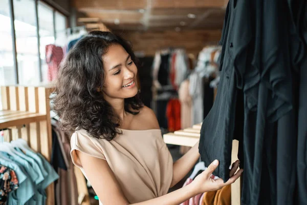 Onun butiğindeki Asyalı moda dükkanı sahibi. — Stok fotoğraf