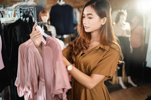 Ázsiai divat bolt tulajdonosa neki butik — Stock Fotó