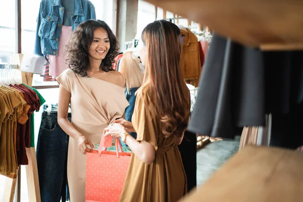 Mulher amigo compras juntos — Fotografia de Stock