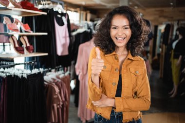 Asyalı moda dükkânı sahibi başparmağını kaldırdı