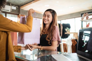 Mal 'daki butik mağazasından alışveriş yapan kadın.