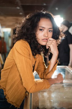Onun butiğindeki Asyalı moda dükkanı sahibi.