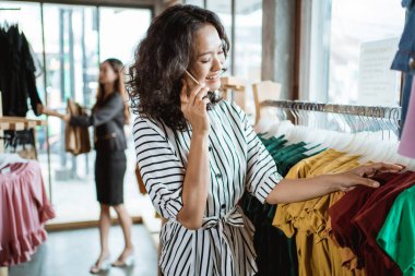 Asya moda alışverişi bazı kıyafetler seçiyor