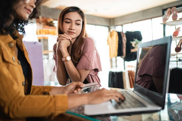 Vrouw winkelen bij boetiek winkel in de mal — Stockfoto