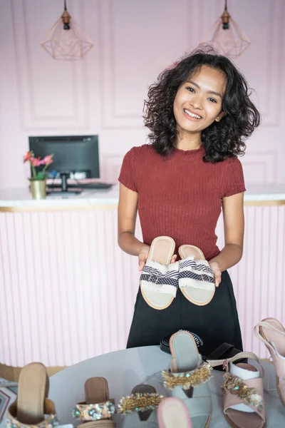 Señora de pie en la tienda de zapatos boutique en interiores —  Fotos de Stock