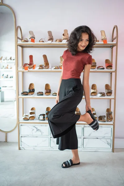 Frau passt Schuhe im Geschäft an — Stockfoto