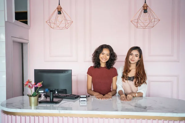 Kvinnlig företagare i sin butik står bakom disken — Stockfoto